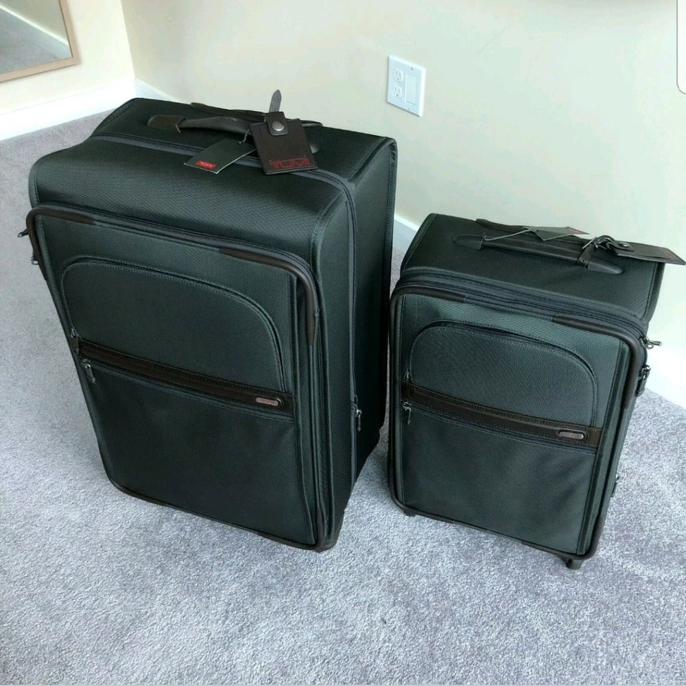 NEW TUMI Luggage Set (2 pieces)